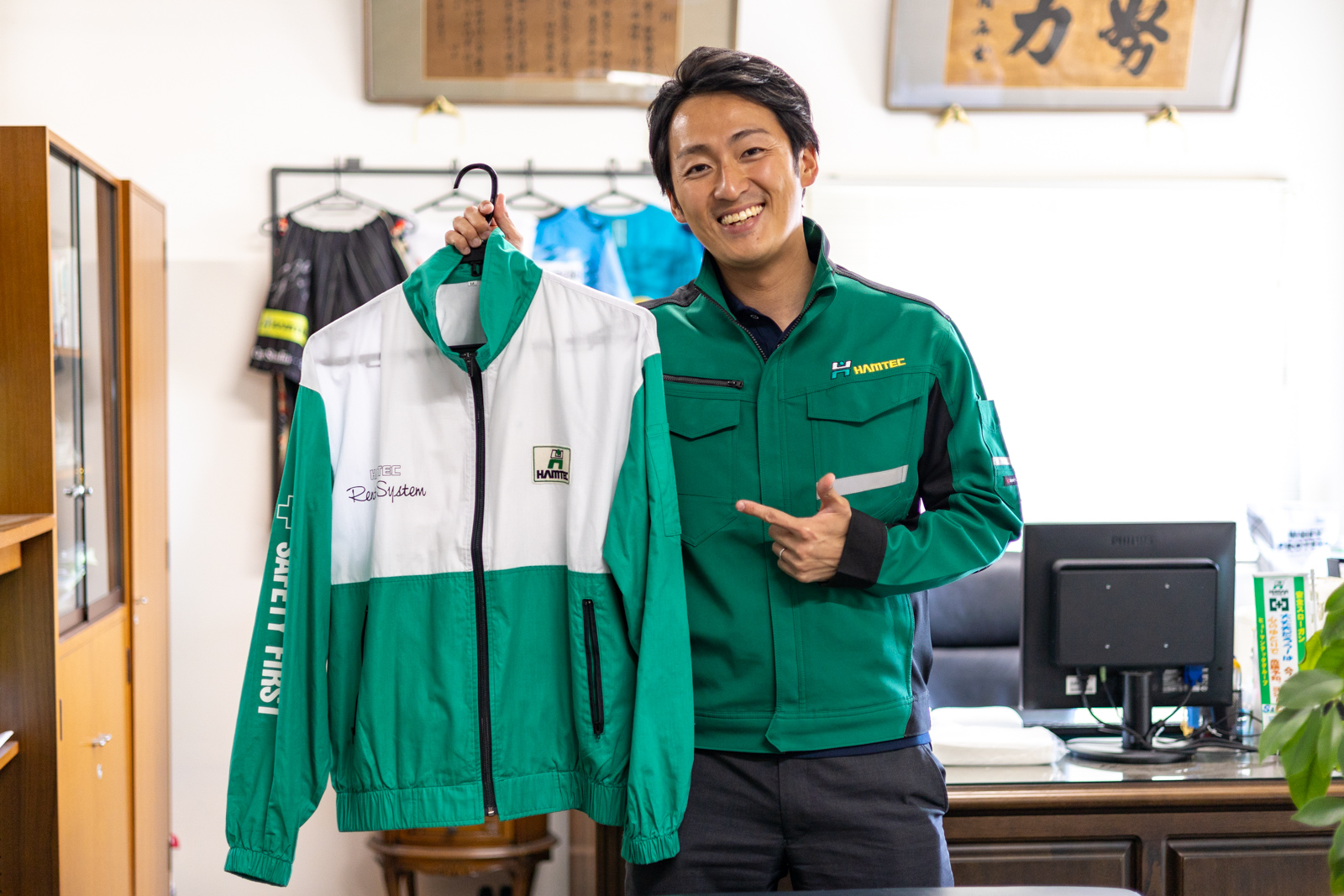 ユニフォームについて語る濱中様