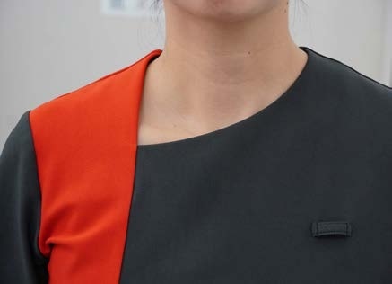 ストールやカットソーなどの制服ディテール